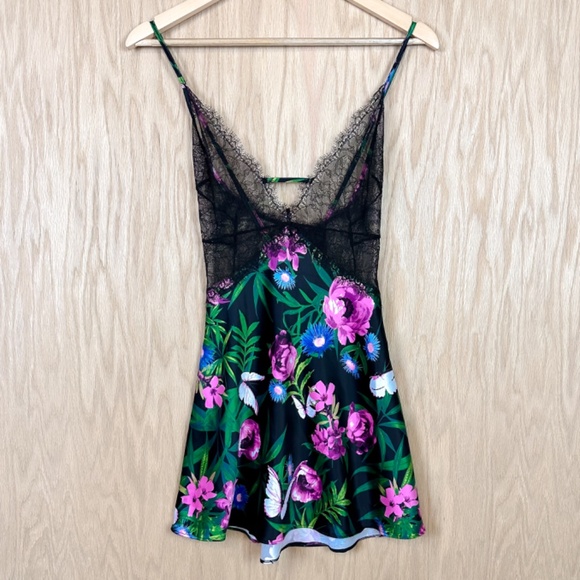 Victoria’s Secret Lace Plunge Slip 
 Lingerie - Picture 4 of 12